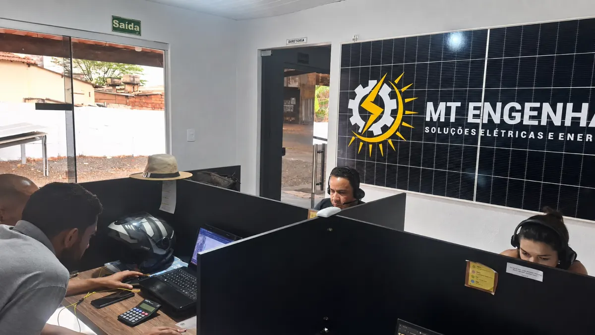 Equipe da MT Engenharia trabalhando no escritório em Rio Verde - GO